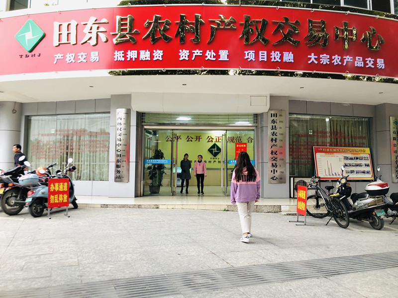 中心大门照_副本.jpg 中心大门照_副本.jpg